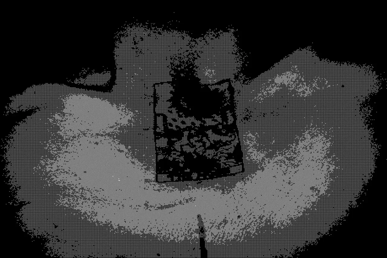 Manos sosteniendo un objeto rectangular con una figura oscura y humo elevándose.